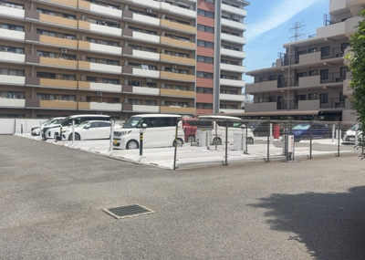 【駐車場】 | サンヴェール相模原 | 駐車場と明記されていても、最小スペースでつくられた駐車場だと大型車は駐車できなかったり、出入りしにくくなったりする可能性があります。お車のサイズと購入したい物件の駐車場のサイズを現地で確認しましょう。