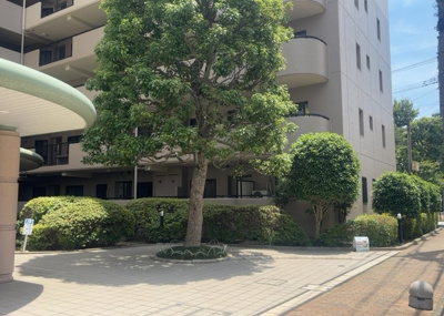 【庭】 | サンヴェール相模原 | 物件によっては、入居者が個人的に使用できる専用庭がついているものもあります。また、住宅の中にある土間の部分を庭と呼ぶこともあります。庭の用途は住む人によって変わり、それによってデザインもさまざまです。