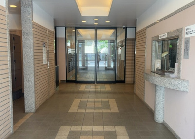 【ロビー】 | サンヴェール相模原 | ロビーというと、エントランスと何がちがうの？と思いますよね。実はロビーとエントランスには明確な決まりはありません。物件によっては、エントランスを入って広がるある程度の広さのある空間がロビーとなります。