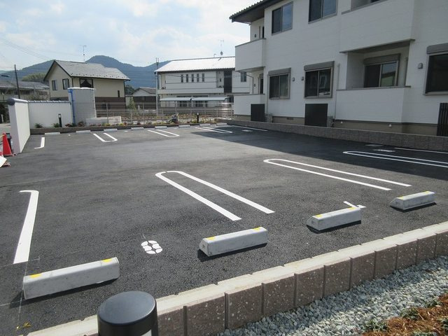 フェルネスⅢの駐車場