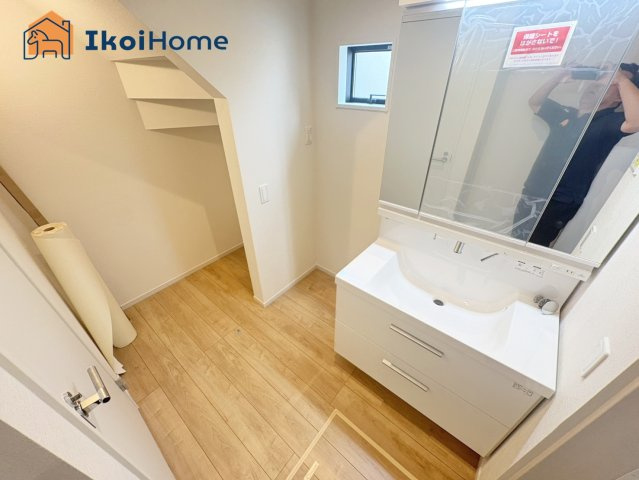 明石市東人丸町　新築戸建の洗面所|◆同社施工例◆洗面台はお化粧をする時にも便利な３面鏡＆お掃除の際にも便利なハンドシャワータイプです。