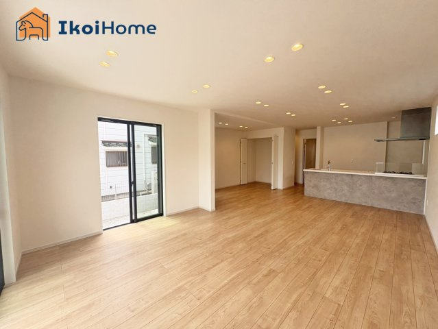 明石市東人丸町　新築戸建の居間・リビング|◆同社施工例◆広々としたLDKは3面採光で明るい団欒スペースとなっております。