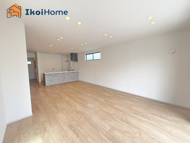 明石市東人丸町　新築戸建の居間・リビング|◆同社施工例◆広々としたLDKは開放感があり、大型家具を設置しても圧迫感がありません。