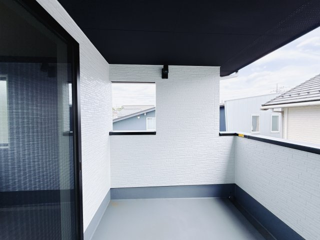 【新築戸建】高崎市竜見町のバルコニー|■バルコニー｜プライバシーが守られたインナーバルコニーは、くつろぎの空間としても、アウトドアの空間としても活躍をしてくれます。