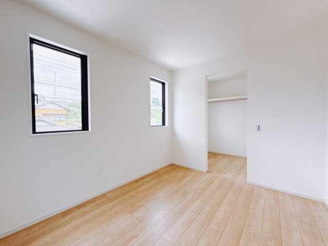 【新築戸建】高崎市竜見町の洋室|■2階洋室｜お子様の一人部屋にピッタリな洋室。木のぬくもりを感じるフローリングは、天然木の味わいが時とともに深みを増していきます。また、傷にも強く、フリーワックスでお手入れもラクラクです♪
