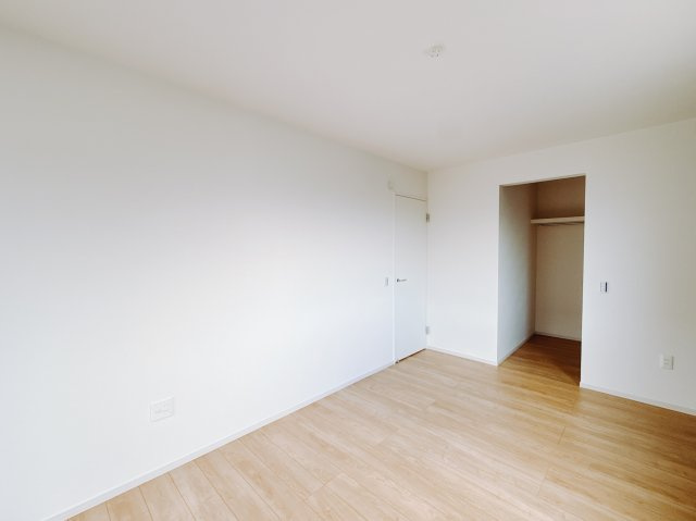 【新築戸建】高崎市竜見町の洋室|■2階洋室｜ナチュラルカラーの床です。模様替えなどとても楽しく工夫できます♪陽当たり、風通しもとても良いので毎日快適な生活スタートです！子供部屋にも良いですね♪