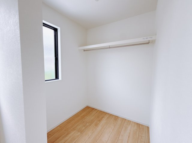 【新築戸建】高崎市竜見町の収納|■WIC｜お洋服はもちろん、使う頻度の少ない家具や小物・場所を取りがちな旅行用のスーツケースなどもしまえます。また、厚手のコートをしまっても充分な広さを堪能できるプランです♪