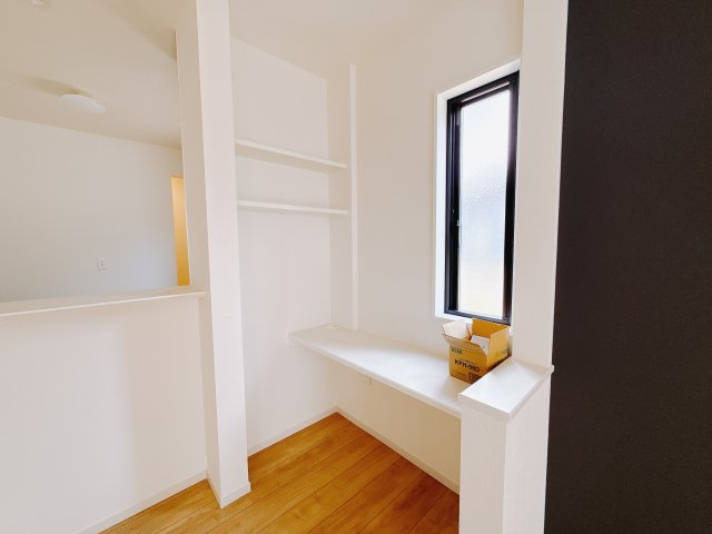 【新築戸建】高崎市竜見町のダイニング|■カウンター｜ダイニング横のカウンターは家族の気配を感じながらパソコンや読書を楽しめる、ご家族みんなで使えるスペースです。お子様のお勉強にも最適です。