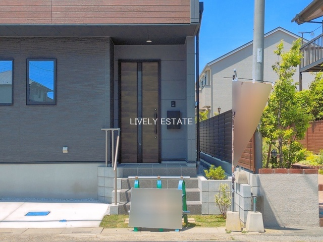 越谷市赤山町3丁目 新築分譲住宅の玄関