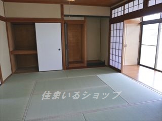 亀山２丁目貸家の寝室|床の間・広縁あり