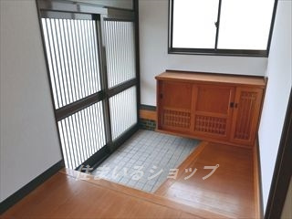 亀山２丁目貸家の玄関|広い玄関ホール