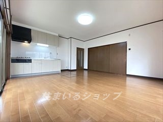 亀山２丁目貸家の居間・リビング|ゆったり１４．８帖のＬＤＫ