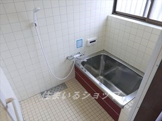 亀山２丁目貸家の浴室|追い焚き・サーモ付きシャワー水栓・窓あり