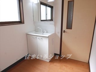 亀山２丁目貸家の洗面所|三面鏡付きシャンプードレッサー