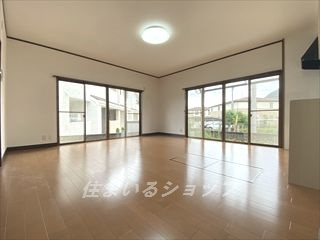 亀山２丁目貸家の居間・リビング|ゆったり１４．８帖のＬＤＫ