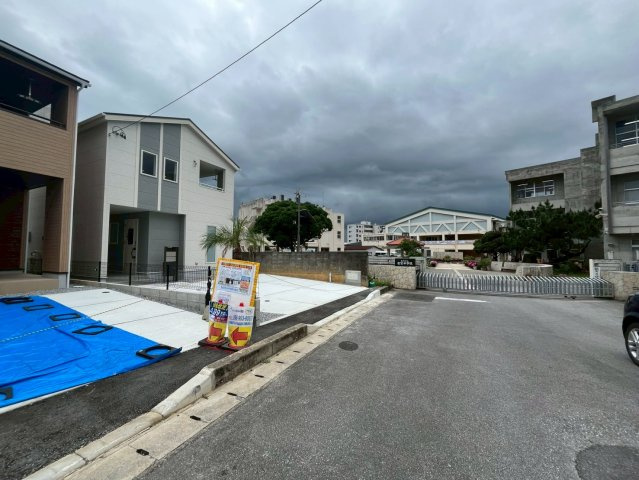 読谷村伊良皆２期　１号棟の前面道路含む現地写真