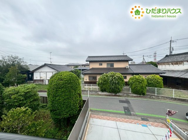 東松山市松本町1丁目　新築一戸建て　ブルーミングガーデン　01の展望|２階のバルコニーからは、周囲に高い建物がない開放的な景色を眺めることができます！心地よい風が通り抜け、お洗濯物もしっかりと乾きます♪ホッと一息つきたい時に、空を見上げてリフレッシュできる特等席です！