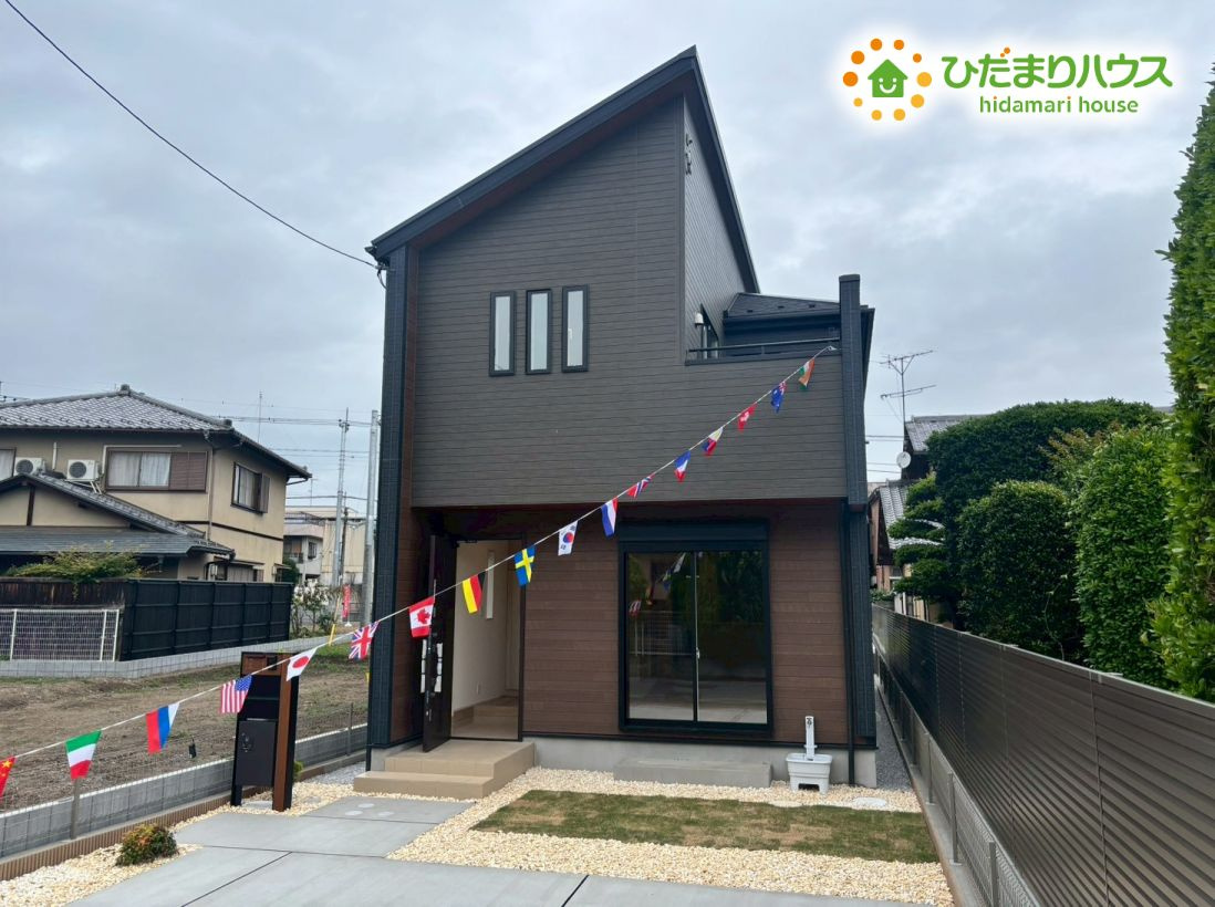 東松山市松本町1丁目　新築一戸建て　ブルーミングガーデン　01の外観|落ち着いたシックなカラーリングでまとめられたモダンな外観です！道路からの視線が気になりにくい設計になっており、プライベートな空間をしっかり確保できます！前面には植栽を楽しめるスペースもあります♪