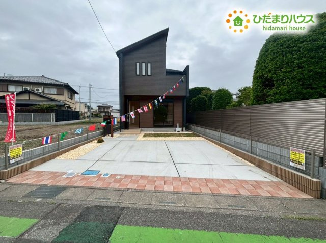 東松山市松本町1丁目　新築一戸建て　ブルーミングガーデン　01の駐車場|車を並べて停めることができるゆとりある並列駐車スペースです！ミニバンや大型ＳＵＶの出し入れもスムーズに行えます♪自転車やベビーカーを置く場所にも困らず、毎日の送り迎えやお買い物が快適です！