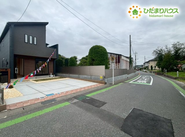 東松山市松本町1丁目　新築一戸建て　ブルーミングガーデン　01の前面道路含む現地写真|車の通り抜けが少なく、見通しの良い平坦な前面道路です！小さなお子様と手をつないで歩く際も落ち着いて移動できます♪周辺は静かな住宅街ですので、騒音に悩まされることなく穏やかに毎日を過ごせます！