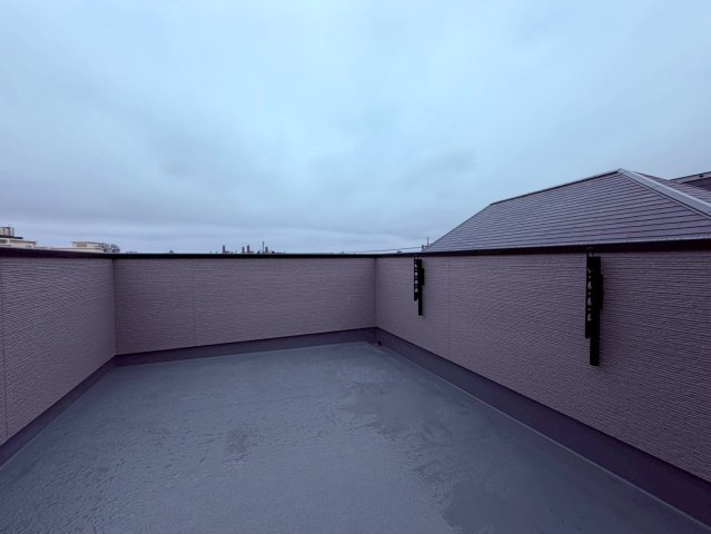 【バルコニー】 | 中野区白鷺３丁目　新築戸建て | 眺望と開放感を楽しめるルーフバルコニー付きの住まいです