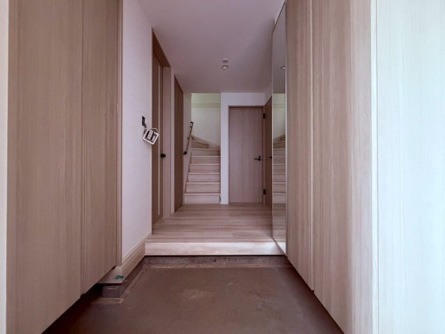 【玄関】 | 中野区白鷺３丁目　新築戸建て | 明るく清潔感のある玄関が、住まいの第一印象を上品に演出します
