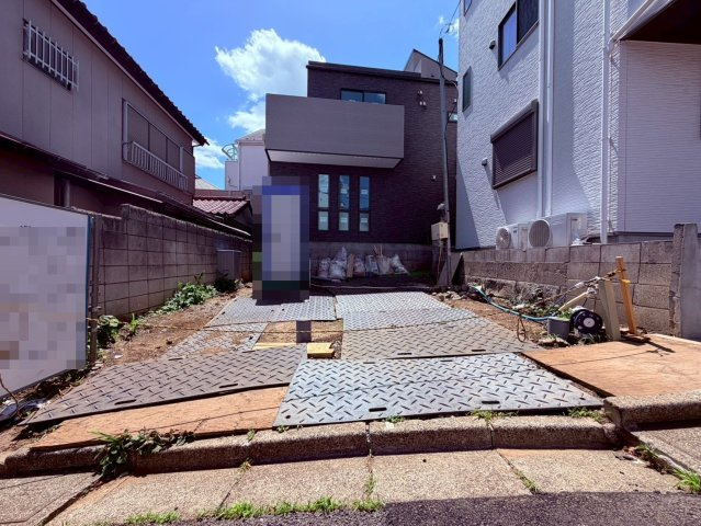 【駐車場】 | 中野区白鷺３丁目　新築戸建て | 大切な愛車を安心して停められる、ゆとりある駐車スペース