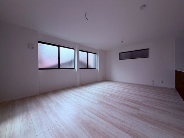 【居間・リビング】 | 中野区白鷺３丁目　新築戸建て | 明るい陽光が差し込む、開放感あふれる快適なLDKです
