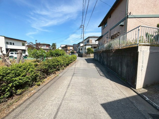 売地　茅ヶ崎市下寺尾の前面道路含む現地写真