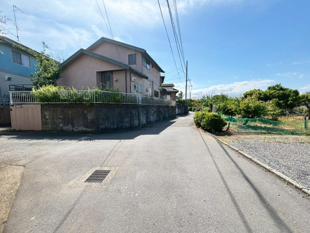 売地　茅ヶ崎市下寺尾の前面道路含む現地写真
