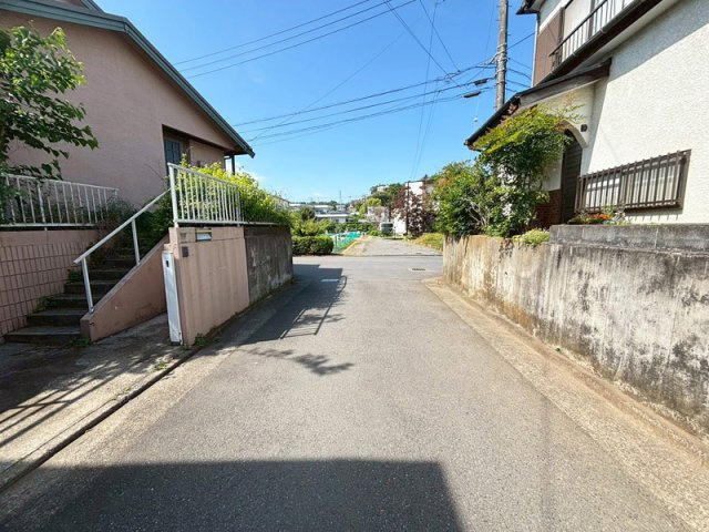 売地　茅ヶ崎市下寺尾の前面道路含む現地写真