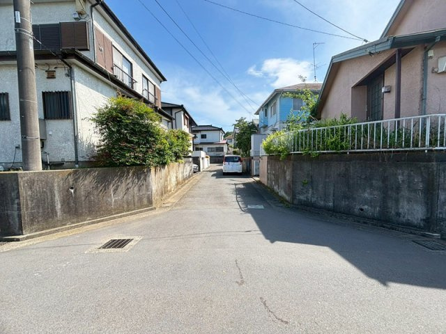 売地　茅ヶ崎市下寺尾の前面道路含む現地写真