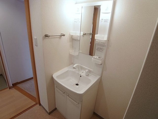 ウィングコート小松の洗面所|シャンプドレッサーの独立洗面完備