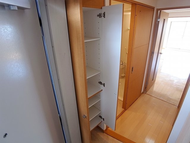 ウィングコート小松の玄関|天井高シューズボックス完備