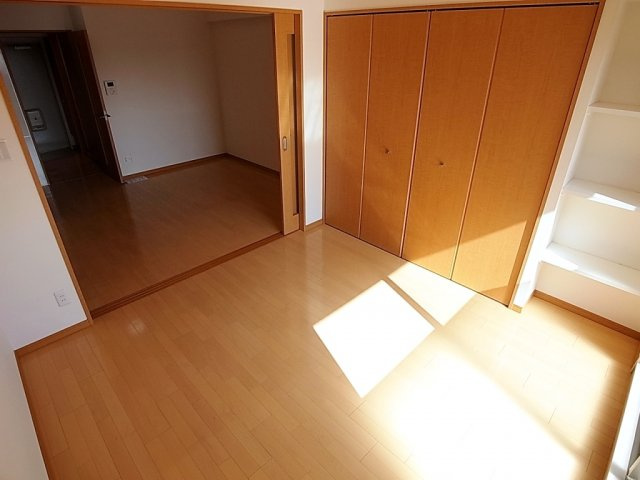 ウィングコート小松の内装|日差しが差し込み明るい洋室