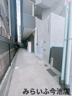 【外観】 | ブリス | 東側出入口