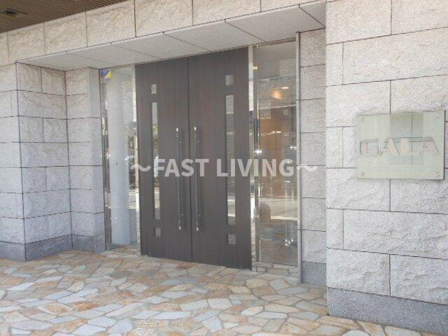 ガーラ・ステーション新宿牛込柳町のエントランス