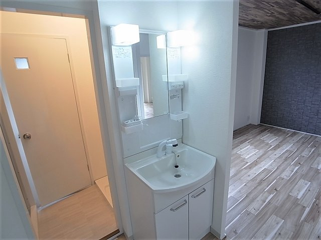 神戸市北区鈴蘭台西町１丁目の賃貸マンションの洗面所|シャワー付きの独立洗面台