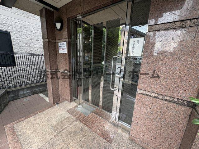 武蔵野市境４丁目の賃貸マンションのエントランス