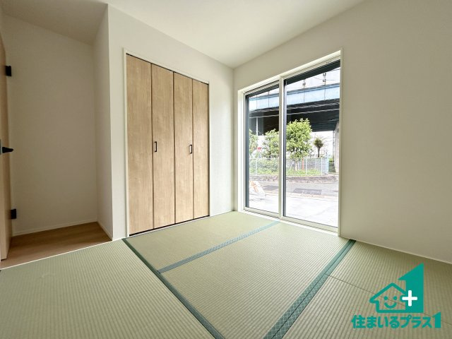 ●19(土)～23(水)現地説明会！　香芝市上中　全3邸の和室|一室あると便利な和室は客間としてだけでなく、小さなお子様のプレイルームや食後のくつろぎスペースとしてもご利用いただけます。収納もついていますので大活躍間違いなし！