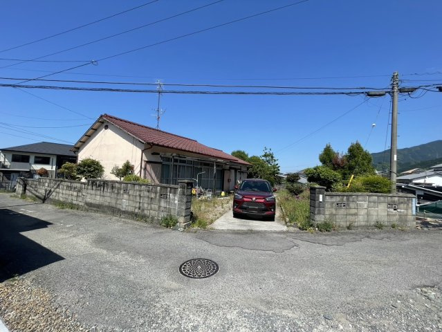 中村4丁目　売土地の外観|平坦で舗装された前面道路は視認性が良く、お車の運転が苦手な方もスムーズに離合や駐車ができる広さを確保。角地ならではの開放的な景観が広がり、周囲の建物との距離も保たれた明るい環境で生活を想像できます。