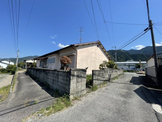 中村4丁目　売土地の周辺|陽光が隅々まで届く平坦な敷地は、高低差がないため外構工事の費用も抑えやすく、バリアフリーな住まい作りにも適しています。建築条件がないため、家族の希望を詰め込んだこだわりの注文住宅を自由に計画可能です。
