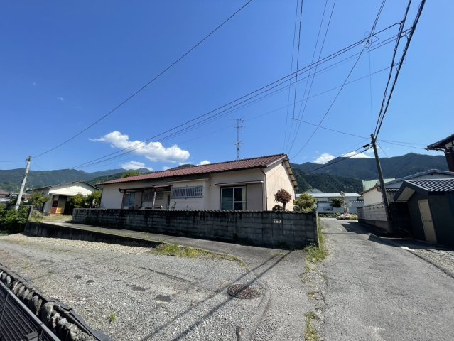 中村4丁目　売土地の外観|周辺の住宅との配置バランスが考慮された区画図。隣地とのプライバシーを守りつつ、開放感を得られる角地の優位性を確認できます。将来にわたって日照が確保されやすい立地条件が、安定した住環境を支えてくれます。