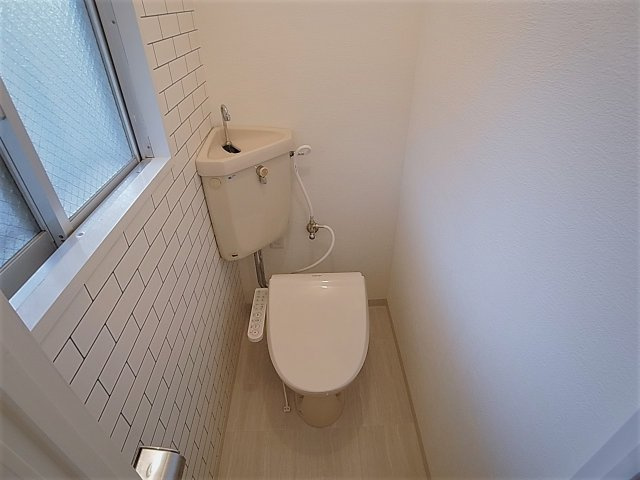 神戸市北区鈴蘭台西町１丁目の賃貸マンションのトイレ|温水洗浄便座付きのトイレ、窓も完備