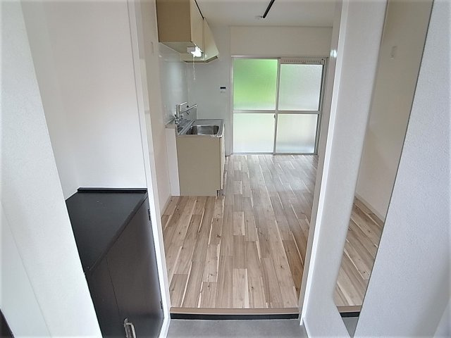 神戸市北区鈴蘭台西町１丁目の賃貸マンションの玄関|玄関にはシューズBOXも姿見の鏡も完備