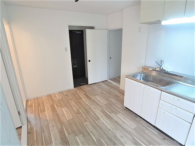 神戸市北区鈴蘭台西町１丁目の賃貸マンションの居間・リビング|天井は電気レールタイプでスポットライトや緑等吊るせます