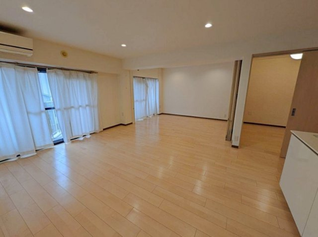 阪急南茨木ハイタウン東奈良高層住宅F棟の居間・リビング|無駄のない長方形リビングで、お部屋全体を広くスッキリ使える間取り。テレビやソファの位置も決めやすく、インテリアを楽しみたい方にぴったりです