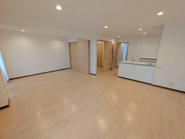 阪急南茨木ハイタウン東奈良高層住宅F棟の居間・リビング|飾らないシンプルなリビングは、暮らし方を選ばない柔軟さが魅力。ソファもダイニングも置きやすく、毎日の生活を自然と整えてくれる心地よい空間です。