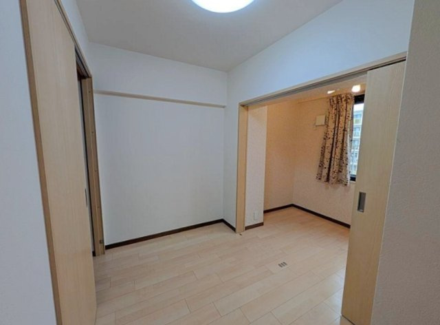 阪急南茨木ハイタウン東奈良高層住宅F棟の洋室|木目のフローリングが暖かみのある室内に。明るい寝室で心地のいい朝を迎えられそう。