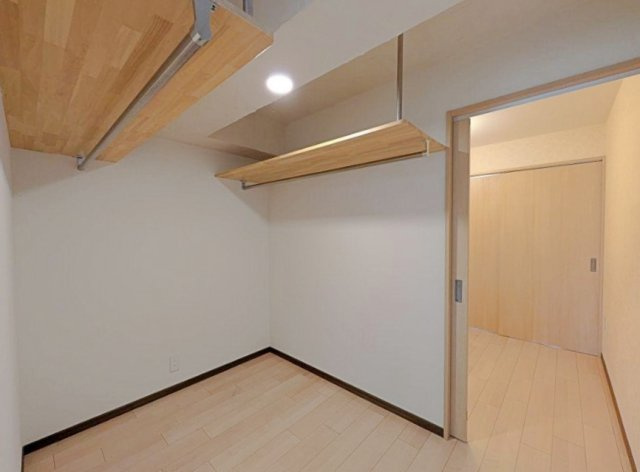 阪急南茨木ハイタウン東奈良高層住宅F棟の収納|ウォークインクローゼット付きで、収納力と使い勝手を両立。洋服や荷物をすっきり整理でき、生活空間を広く保てる、暮らしやすさ重視の住まいです